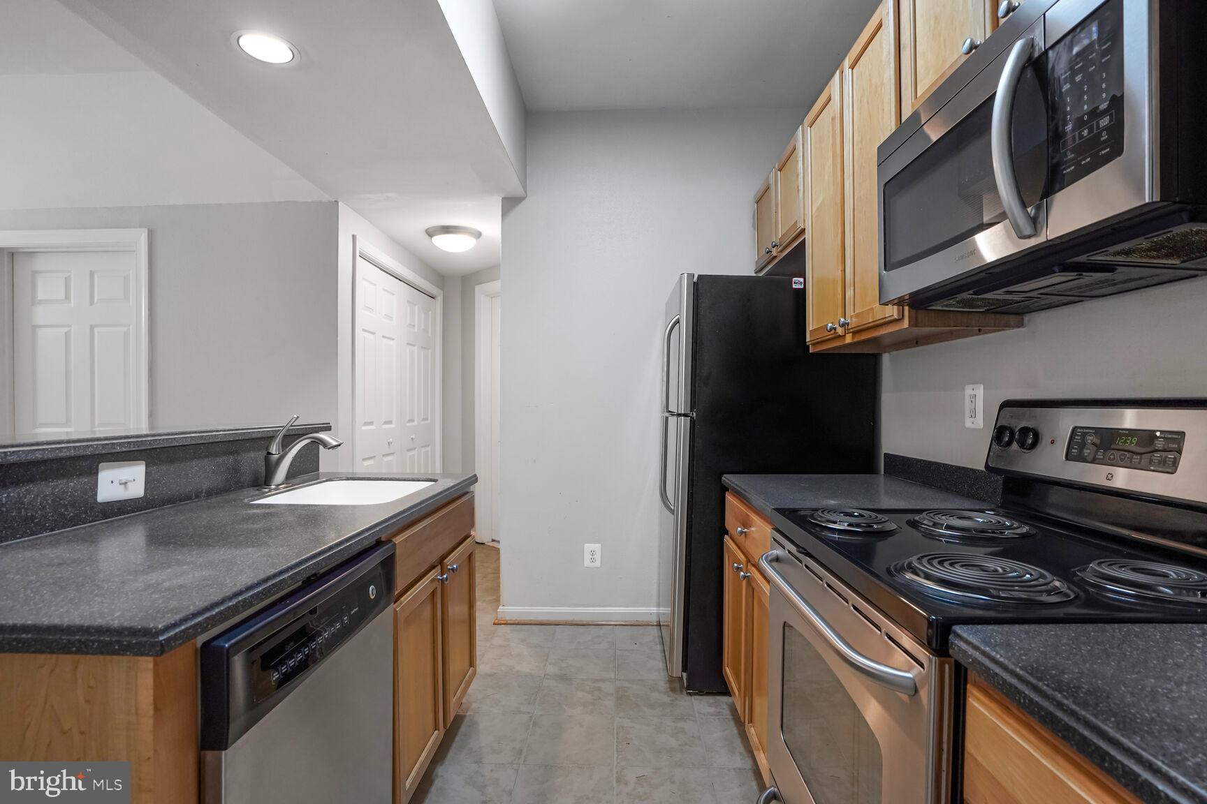 PENDERBROOK SQUARE CONDOMINIUMS - Residential