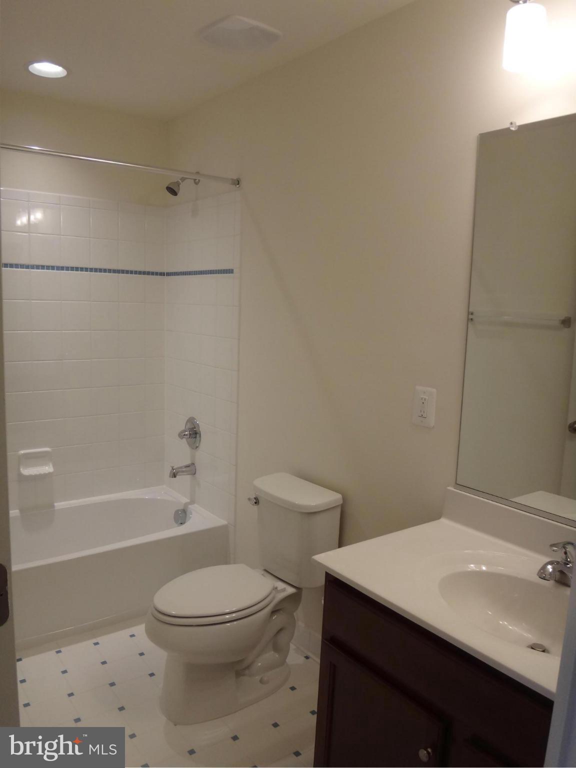 SIGNATURE AT BROADLANDS - Residential Lease