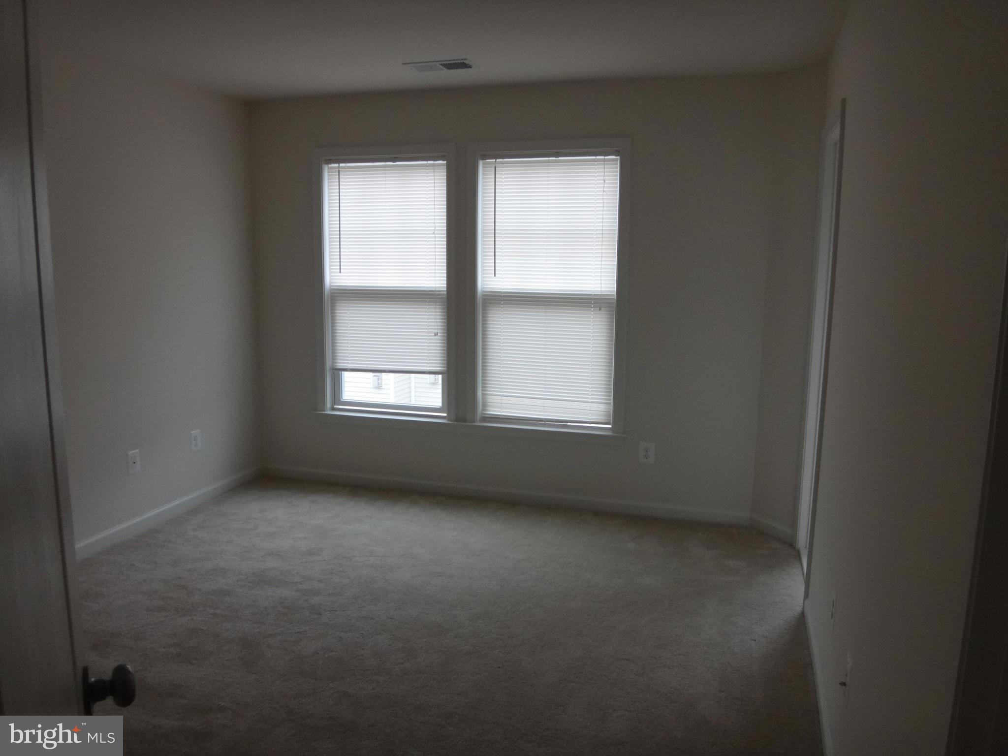 SIGNATURE AT BROADLANDS - Residential Lease