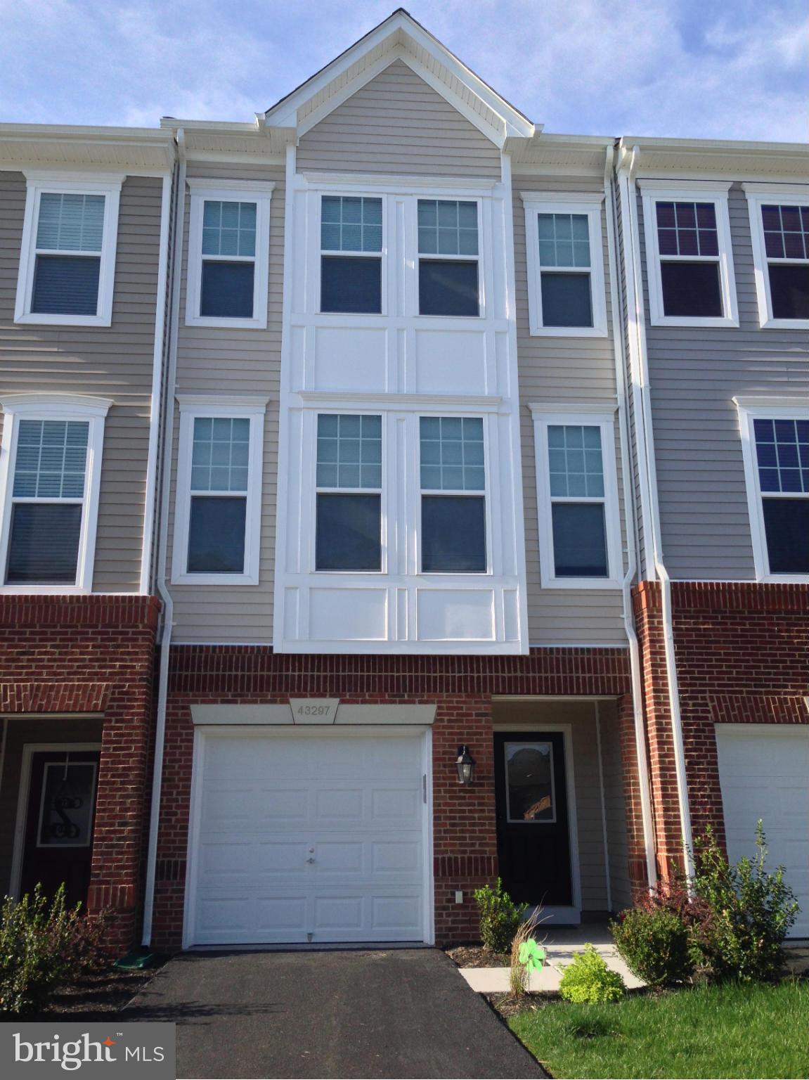 SIGNATURE AT BROADLANDS - Residential Lease