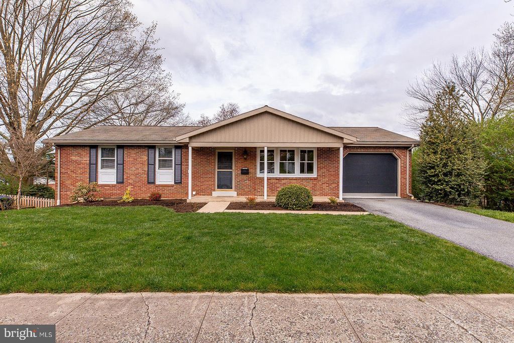 Photo of 121 Oxford Drive, Lititz, PA 17543 (MLS # PALA2049578)