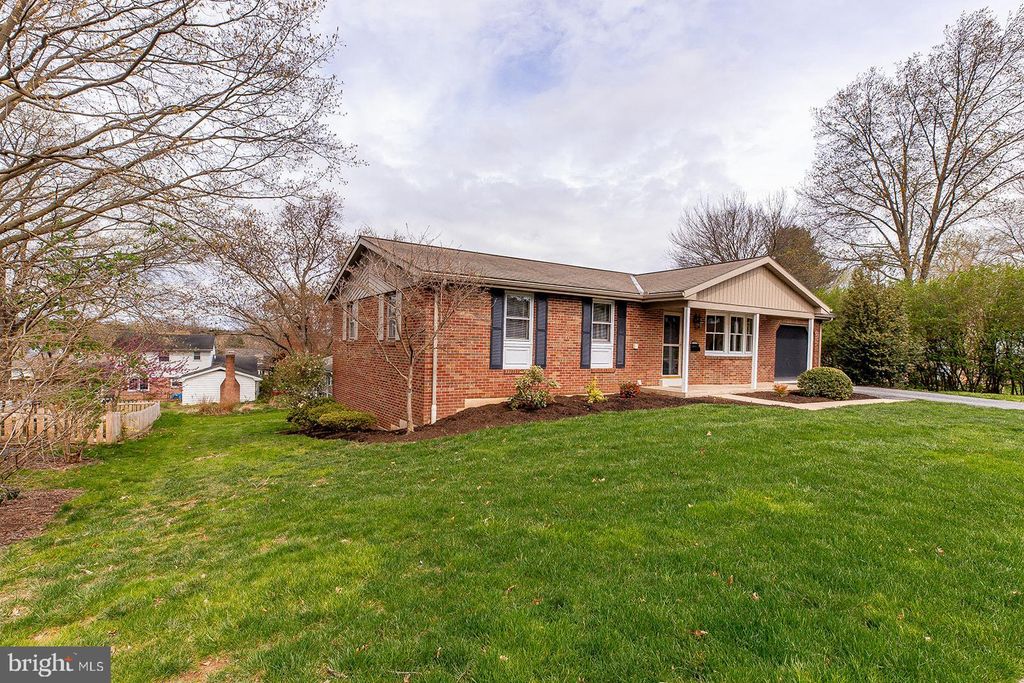 Photo of 121 Oxford Drive, Lititz, PA 17543 (MLS # PALA2049578)