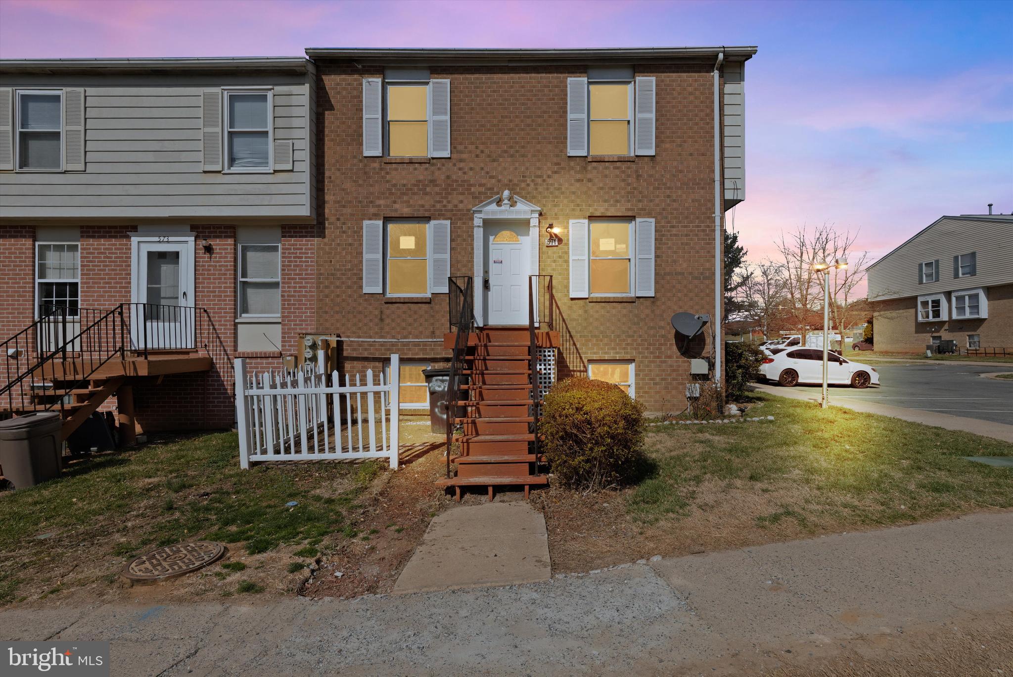 571 W DIAMOND AVENUE 40