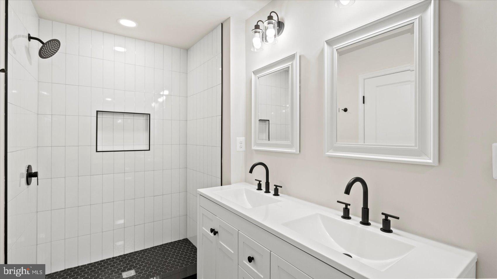 MONTEBELLO LAKE - Residential