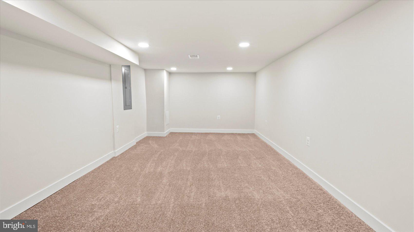 MONTEBELLO LAKE - Residential