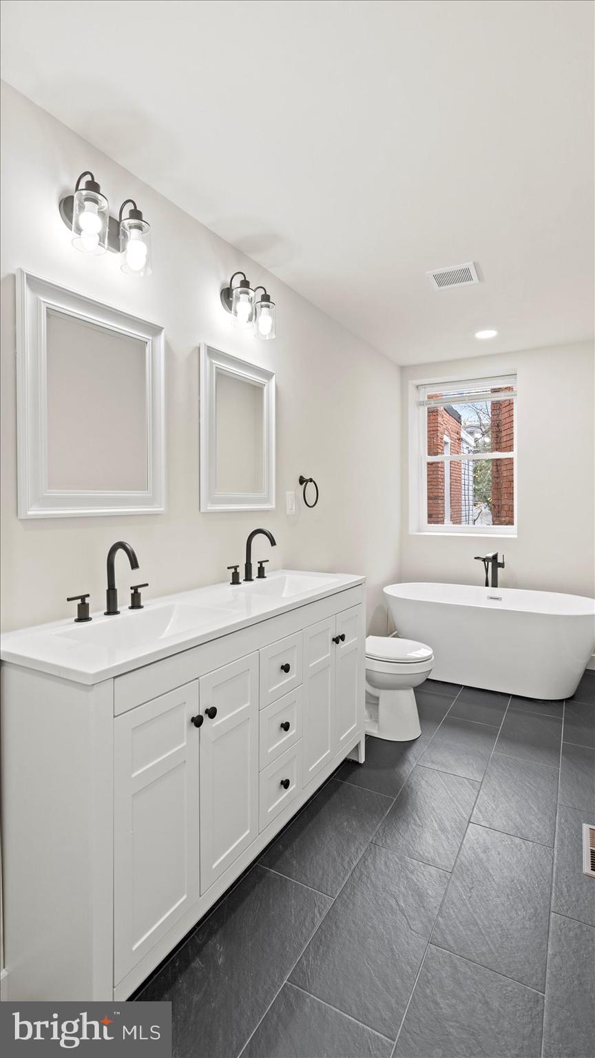 MONTEBELLO LAKE - Residential