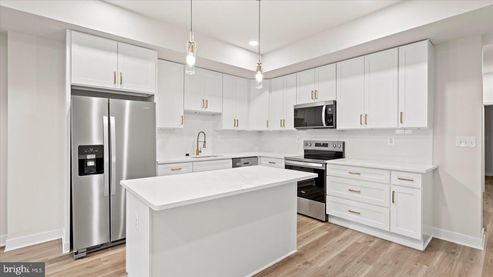 MONTEBELLO LAKE - Residential