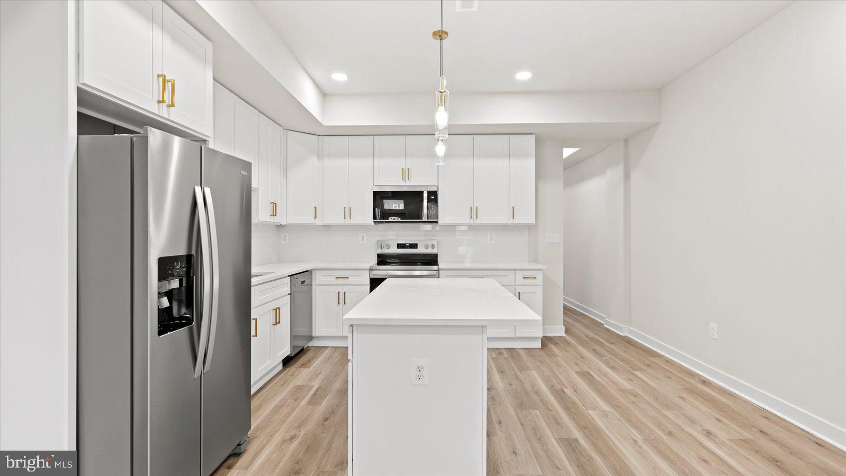 MONTEBELLO LAKE - Residential