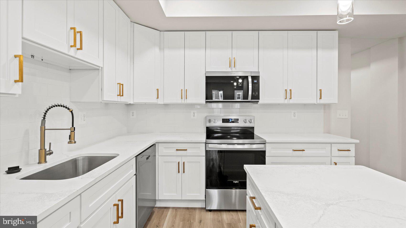 MONTEBELLO LAKE - Residential