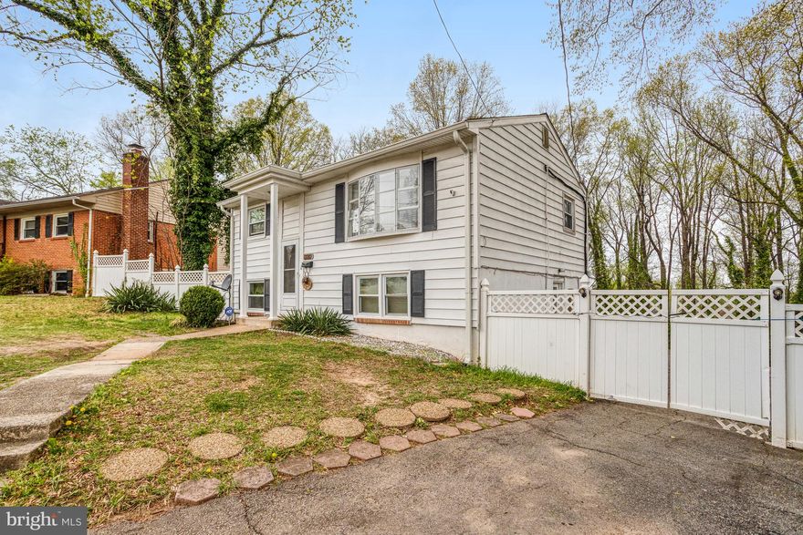 ***NO HOA*** Beautiful Split Level Home! 4 Bedroom/ 2 Bath, kitchen with granite counter tops custom cabinets, SS appliances, custom baths, Harwood Floors on main level. Walk out lower level to a beautiful spacious lot with fenced back yard. Extended Driveway.
***2025 - Washer  *** 2024 - Refrigerator, Disposal *** 2022 - AC/HVAC *** 2021 - Hot Water Heater *** 2013 - Roof***Hardwood Floors main level
3 Miles to I95 & VRE (rail) & 8 miles to Quantico.  Near restaurants and shopping. Just across the county line from Fairfax County and Fort Belvoir.