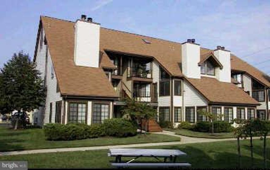 TOP LEVEL GARAGE CONDO IN HEART OF KINGSTOWNE! GREAT OPEN FLOOR PLAN W/SPIRAL STAIRCASE LEADING TO HUGE LOFT W/FP & LARGE STORAGE ROOM! LARGE MASTER BEDROOM, PRIVATE BALCONY & W/D! MOVE IN READY & AVAILABLE IMMEDIATELY! WALK TO SHOPS & RESTAURANTS!