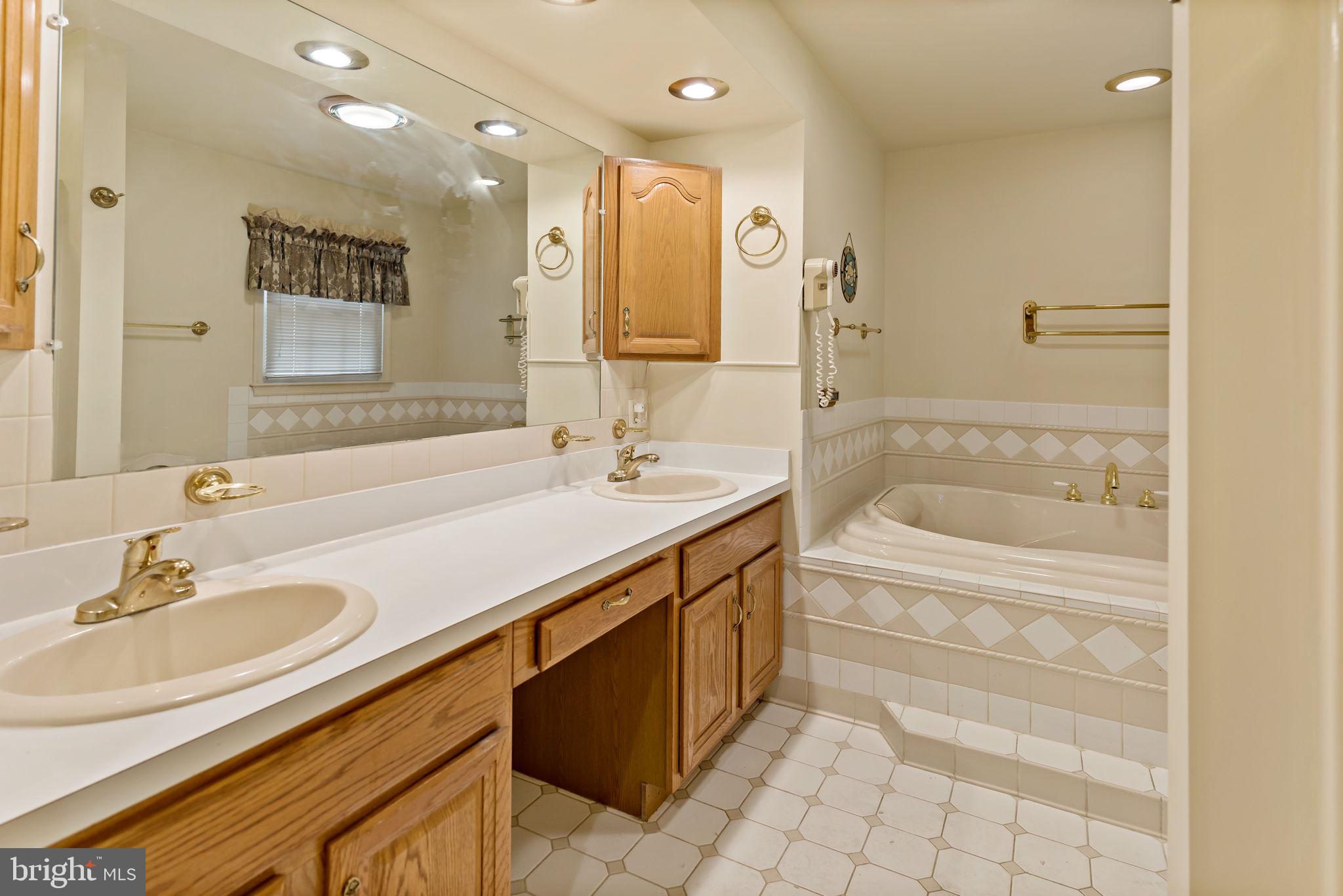 HOLLIS MANOR - Residential