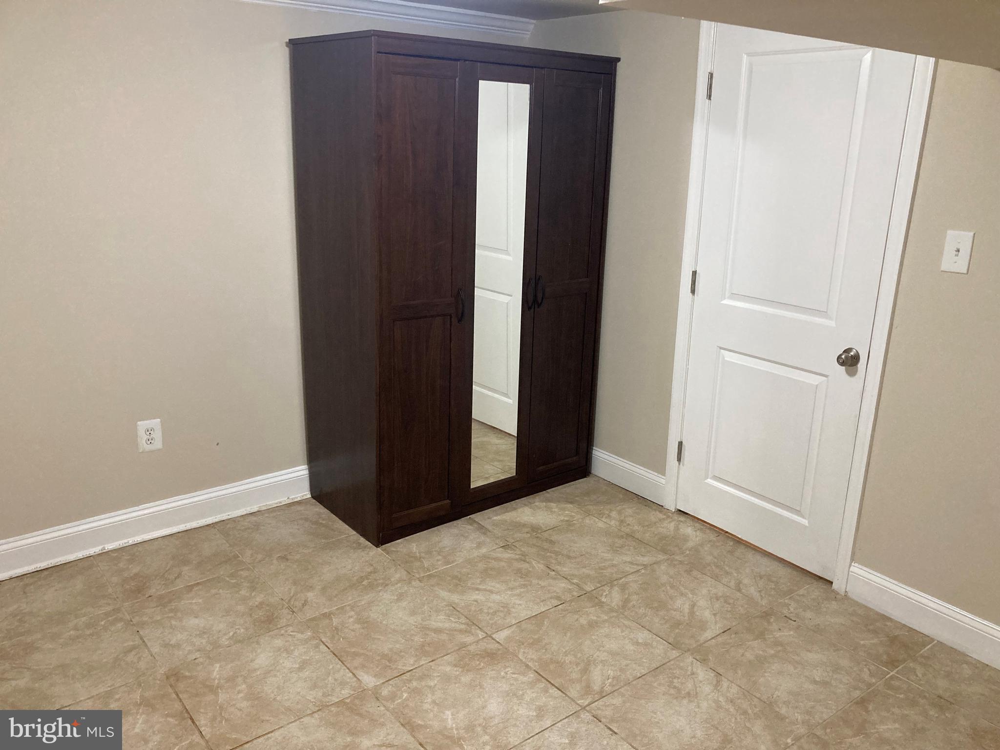 ADELPHI KNOLLS - Residential Lease