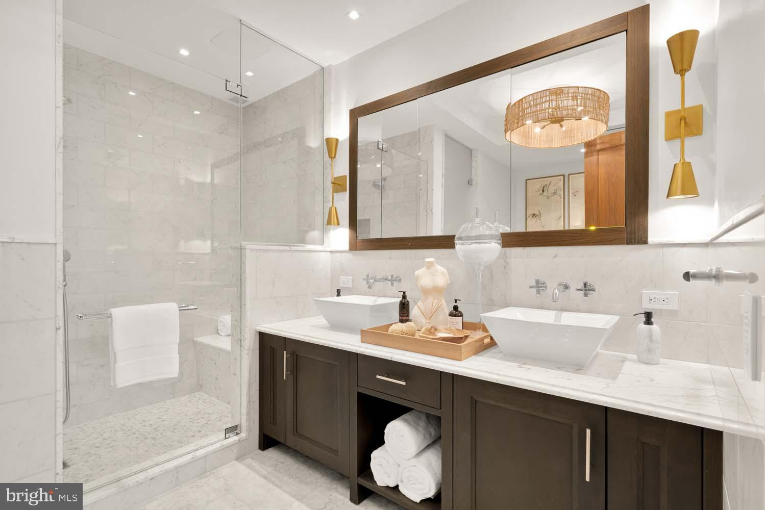 FOUR SEASONS PRIVATE RESIDENCES - Residential