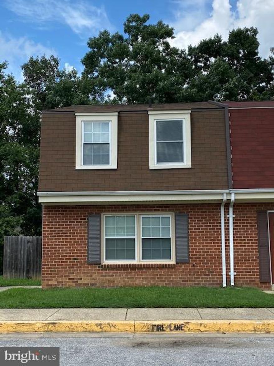 This thoughtfully renovated 3-bedroom, 1-bathroom end-unit townhome is a must-see! Stylish updates include a modern kitchen and bathroom, recessed lighting, upgraded flooring, and more. Enjoy generous storage throughout, a fully fenced backyard perfect for outdoor gatherings, and the convenience of 1 assigned parking space.
Don’t miss the opportunity to make this move-in-ready home yours!