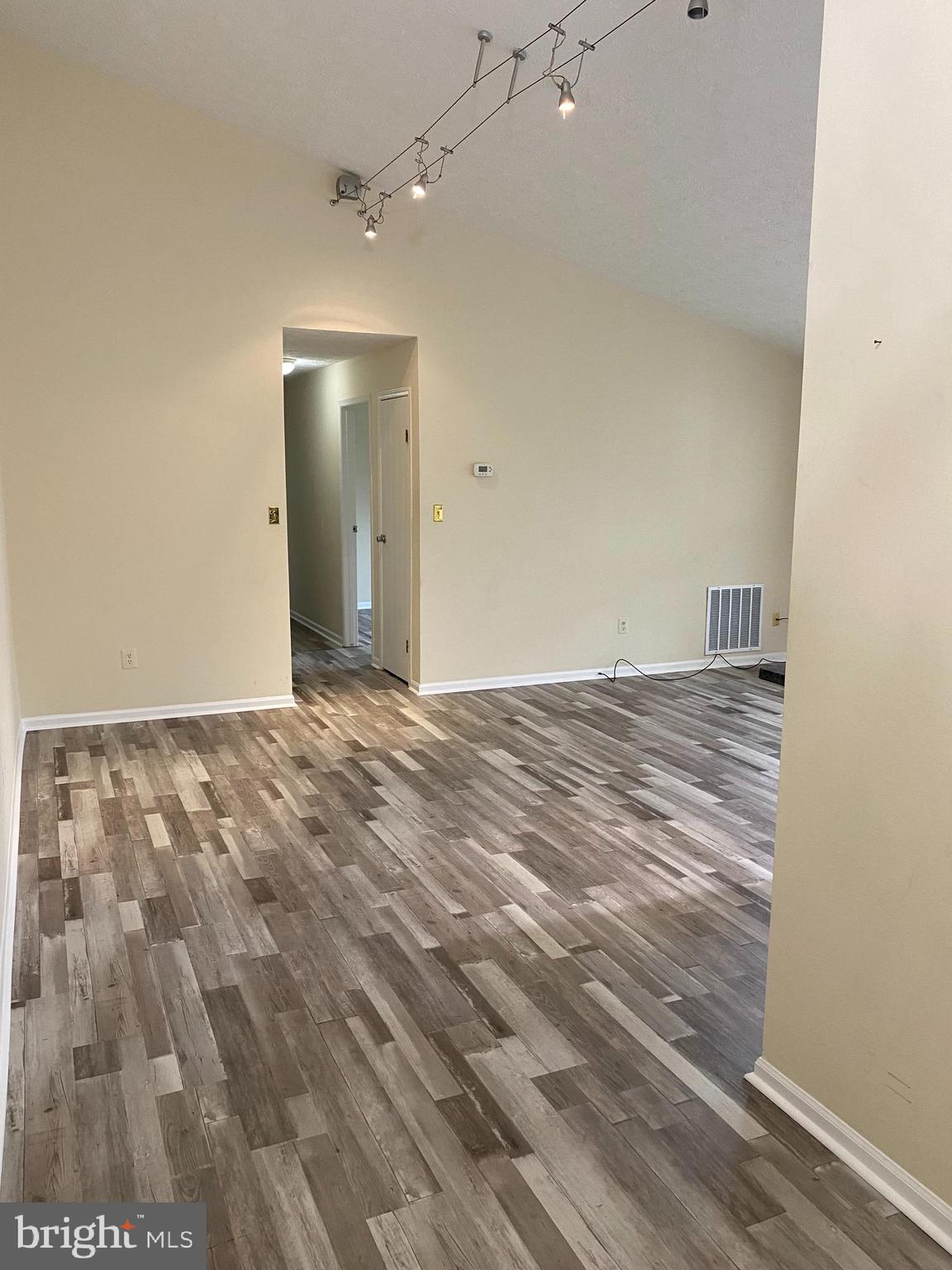 DEEP CREEK COMMONS - Residential Lease