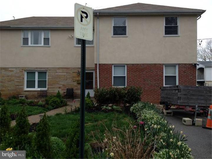 Lovely 2 bedroom, 2 bath, second floor duplex. Modern eat-in kitchen w/ granite. New tile baths, den, hardwood floors, off-street parking. Radnor schools. Close to park and public transportation. Washer, dryer, and refrigerator included. Available immediately.