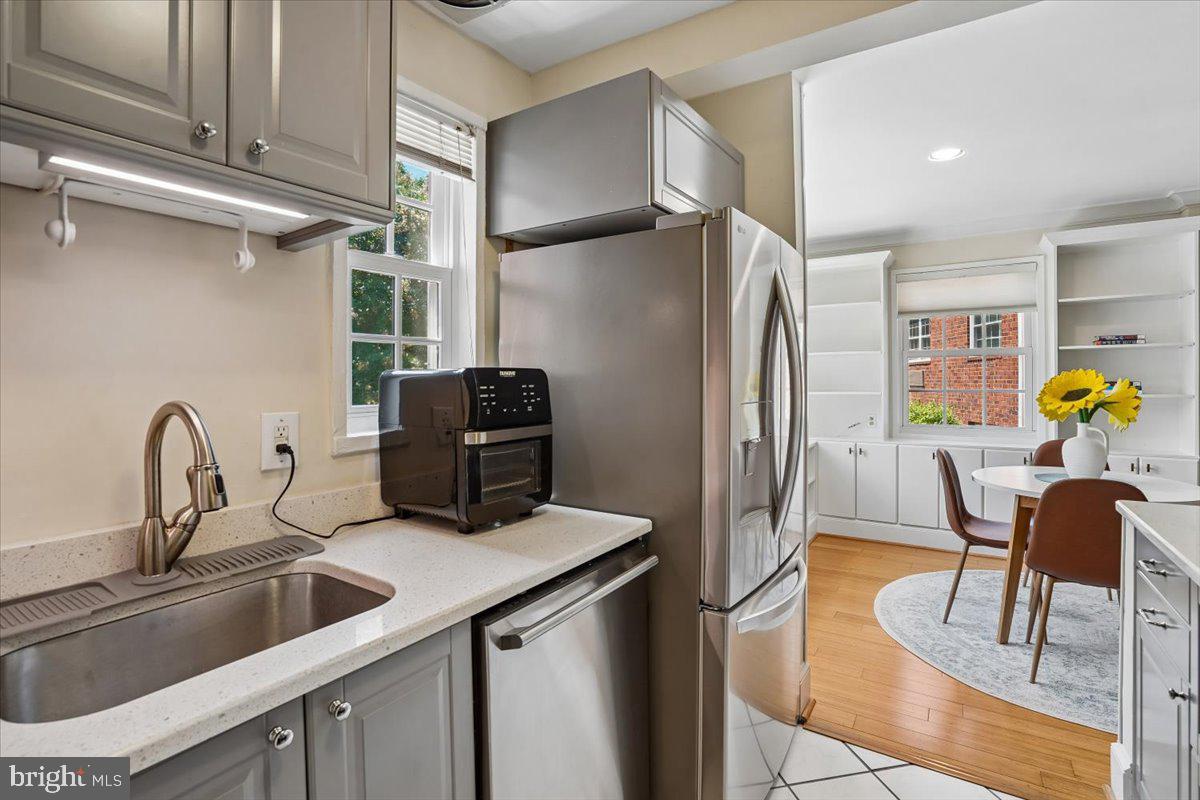 1734 W ABINGDON DRIVE 201