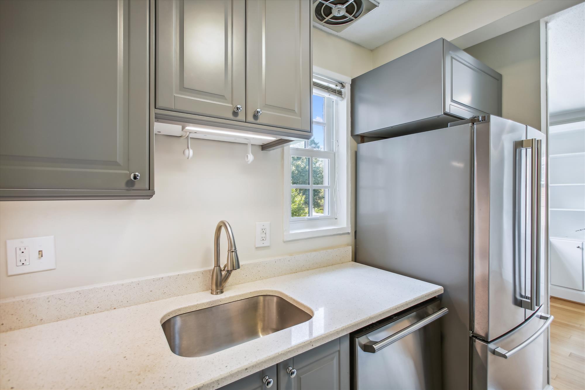1734 W ABINGDON DRIVE 201