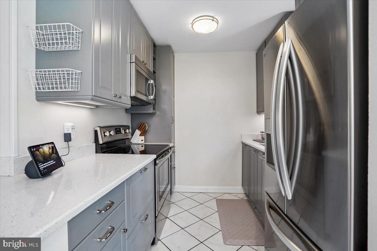 1734 W ABINGDON DRIVE 201
