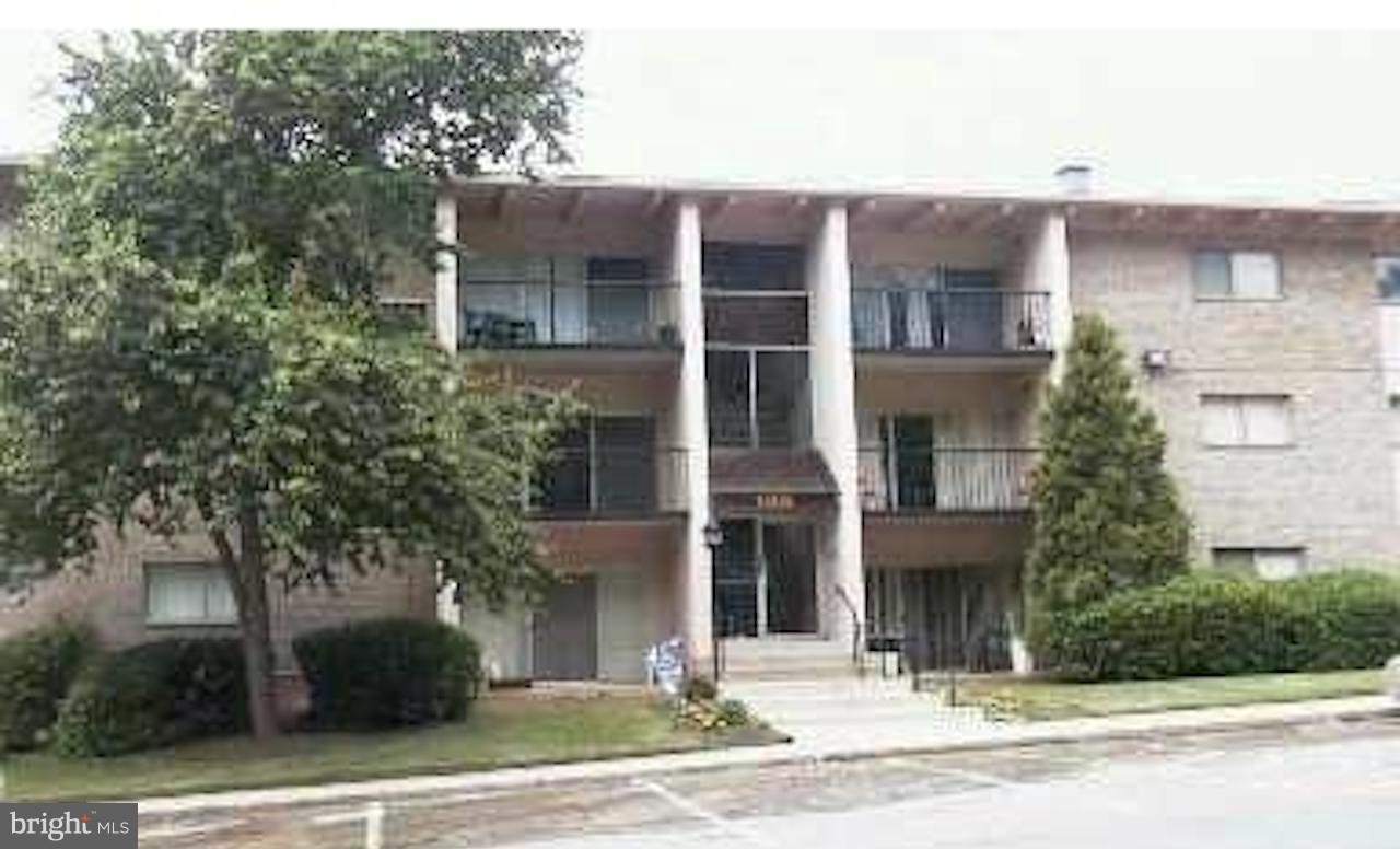 2 bedroom with 1 bath condo in secure building. Condo fee include: gas, heat and water! Great place to live or buy as an investment. MOVE-IN READY! Great location Near Metro. Brand New Heat Furnace to be installed.