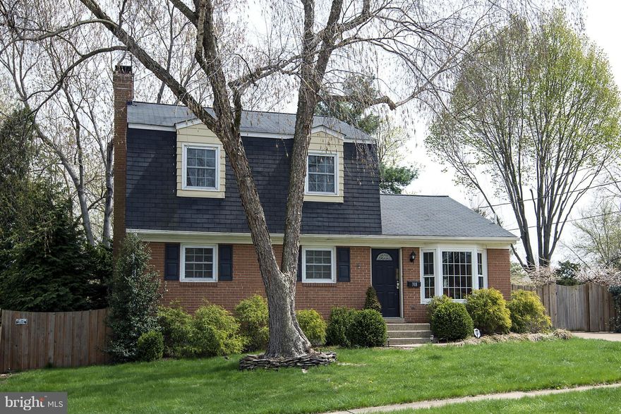 Lovely single family home w/ strong curb appeal just a short walk to Historic Leesburg's shops, restaurants, galleries, & government offices. Home features 4BR/3BA, hardwood flooring, outstanding new chef's kitchen, new windows, large multi-tier deck off kitchen, spacious yard, detached storage shed, & great lower level w/ wood-burning fireplace.