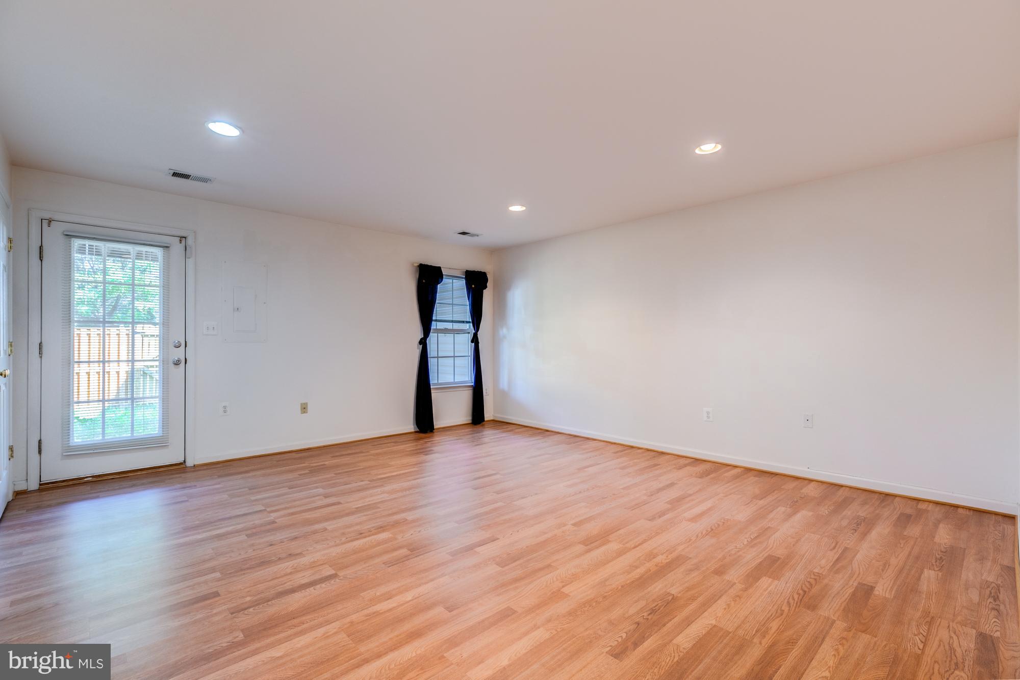 MCNAIR FARMS LANDBAY - Residential Lease