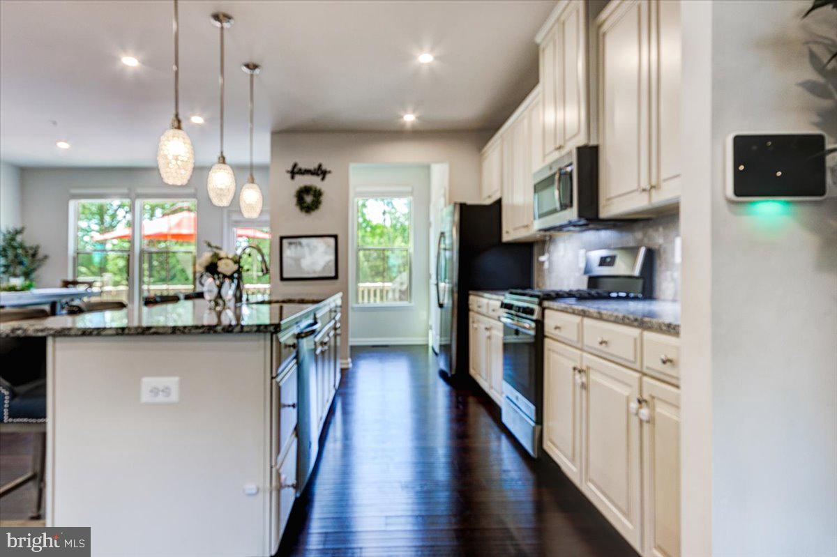 PONDVIEW - Residential