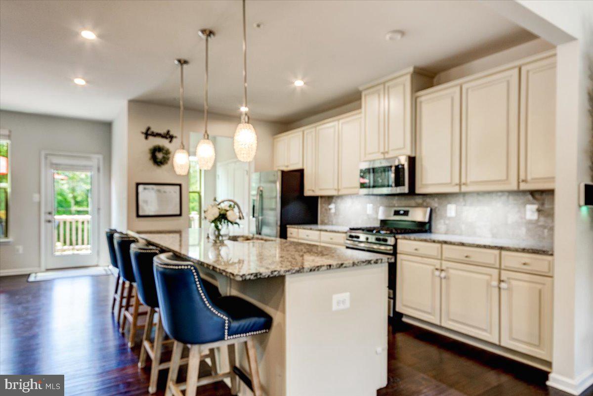 PONDVIEW - Residential