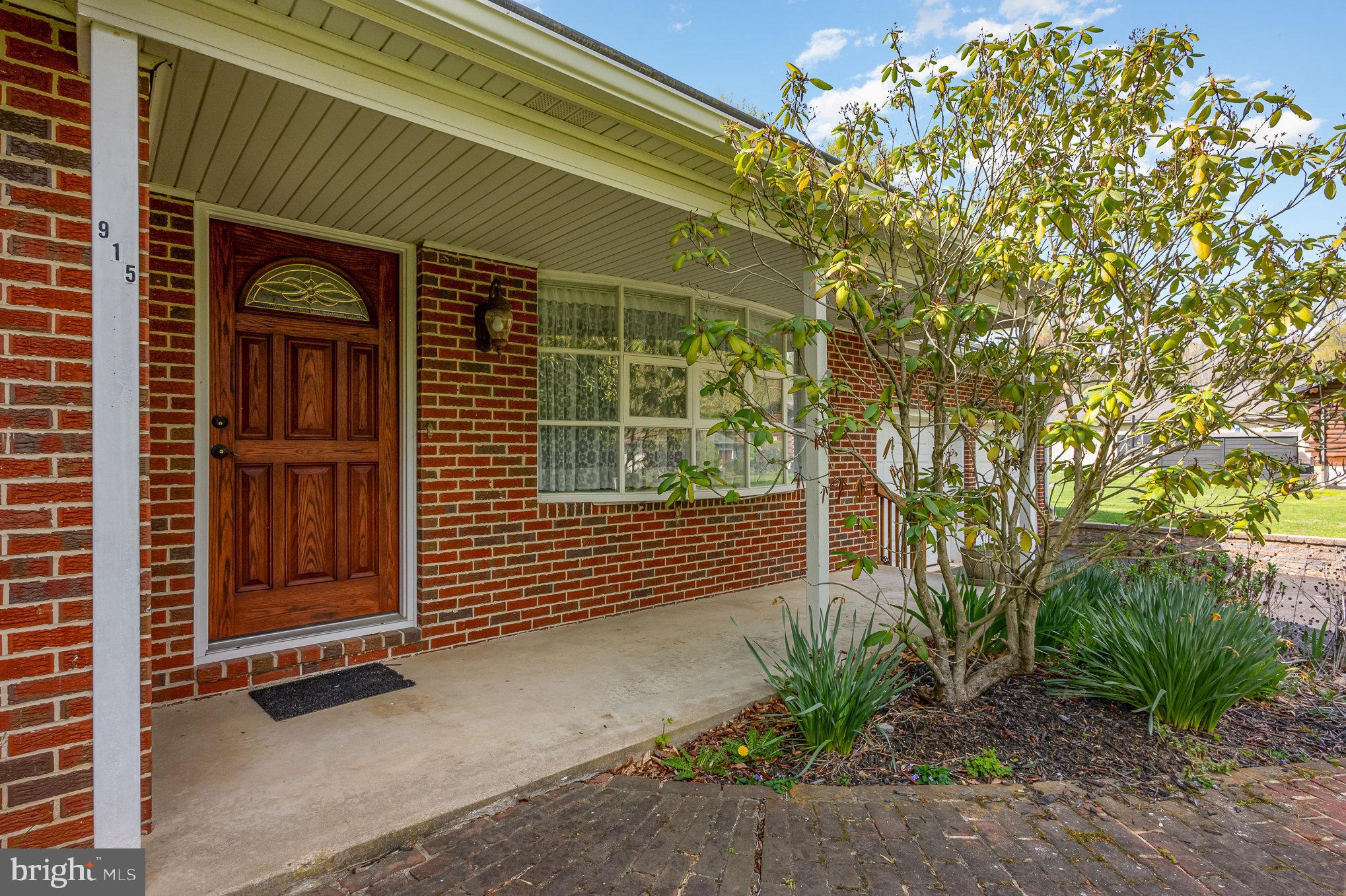 915 COUNTRY CLUB ROAD