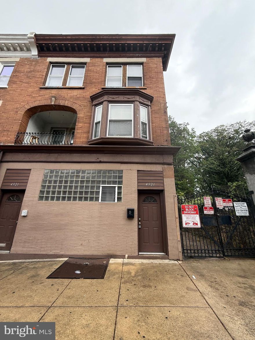 Charming 1 Bedroom, 1 Bath, upper level Apartment in the heart of Germantown!

Enjoy a thoughtfully designed layout that includes:

Spacious bedroom, Modern tub and shower in a clean, updated bathroom, Gas cooking, and large living room/dining room area.

This unit is ideal for anyone seeking comfort, convenience, and practicality. Close proximity to public transportation, shopping and parks.

Don’t miss out—schedule your tour today!