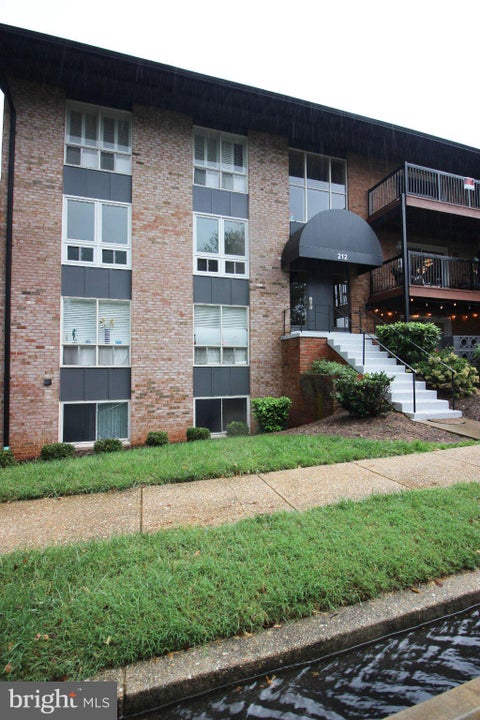 Photo of 212 Locust Street SE #106, VIENNA, VA 22180 (MLS # VAFX2341998)