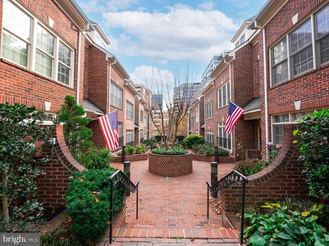 Photo of 1503 - F N Colonial Terrace, ARLINGTON, VA 22209 (MLS # VAAR2069956)