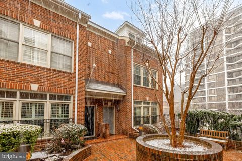 Photo of 1503 - F N Colonial Terrace, ARLINGTON, VA 22209 (MLS # VAAR2069956)