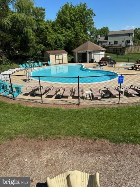 COUNTRY ROADS - Residential