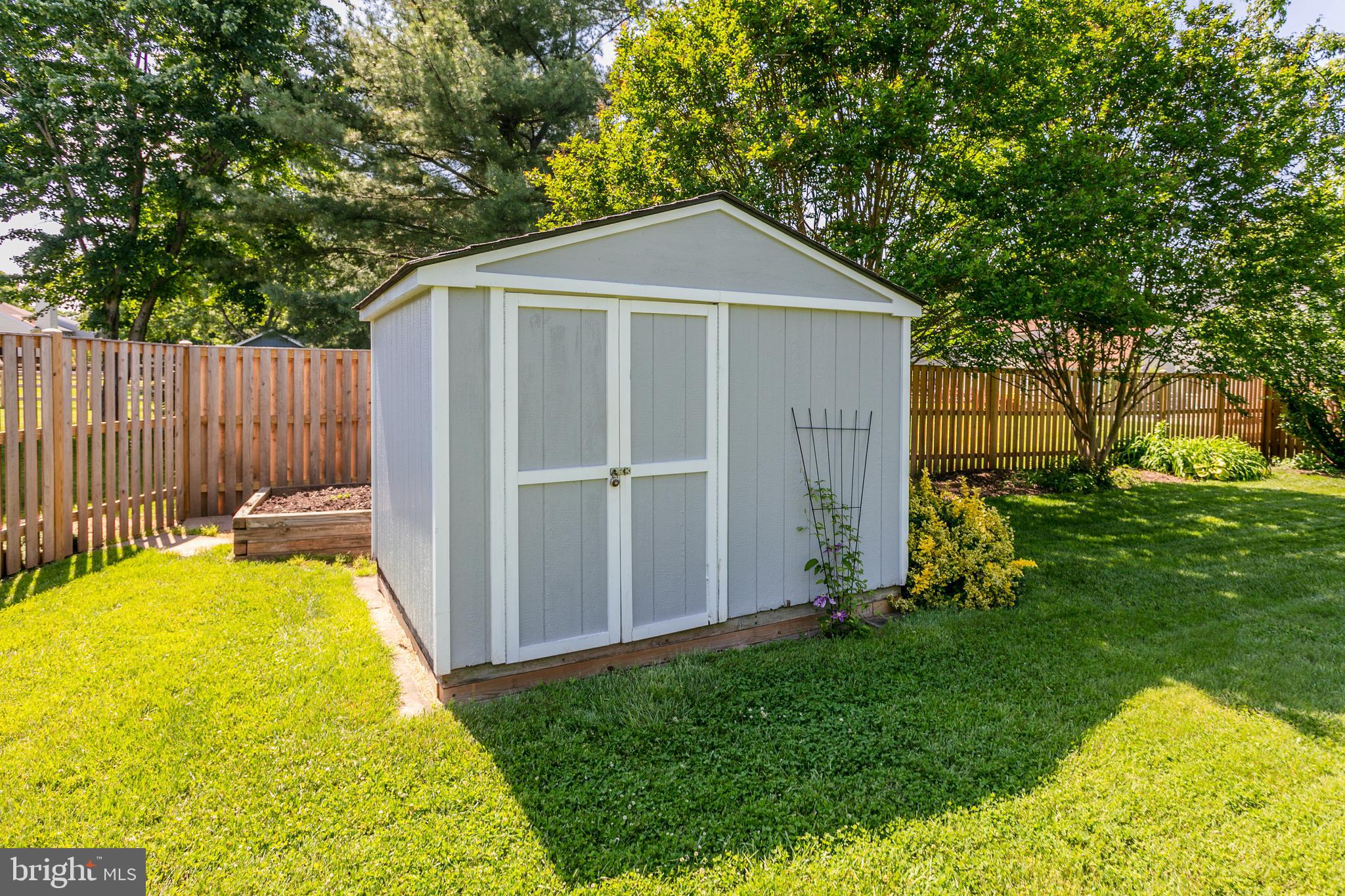 COUNTRY ROADS - Residential