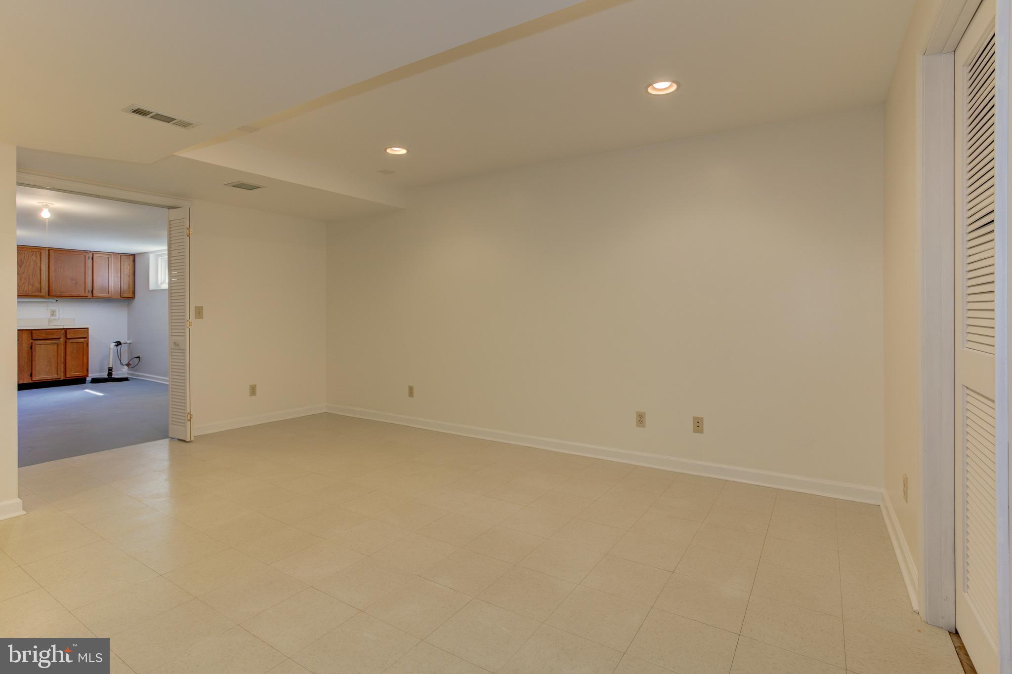 COUNTRY ROADS - Residential