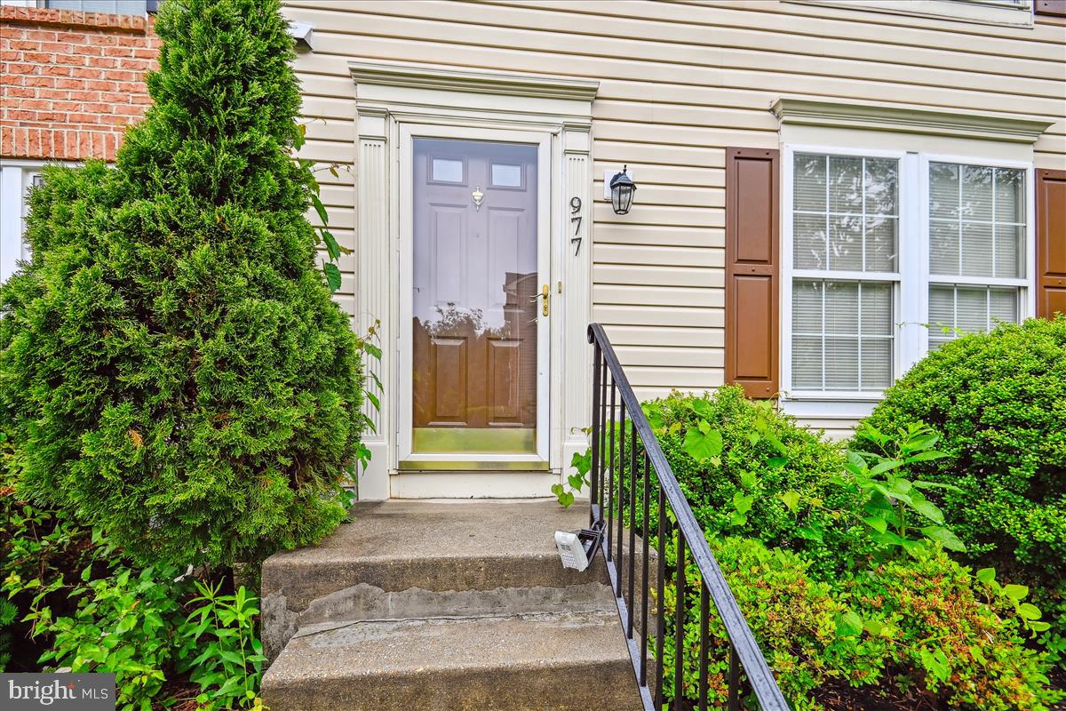 977 CHESTNUT MANOR COURT