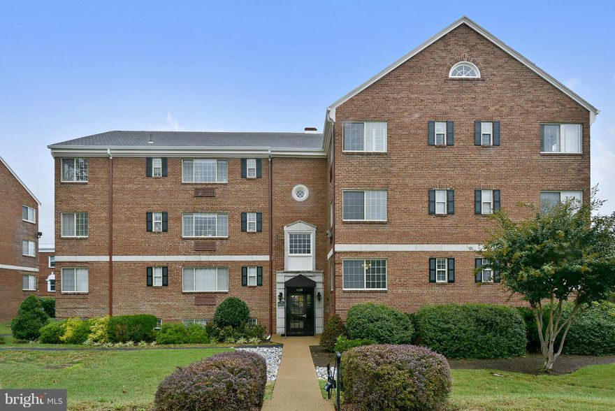 Why pay your landlord's mortgage instead of your own? Perfect, move in condition, freshly painted & gorgeous hardwoods. The convenient location is SUPERB! Walk to restaurants, shops, banks, public transportation, the river, the bike/jogging trail. Park in your own designated parking space & bike or walk EVERYWHERE. Perfect for retirees with a second home or those just starting out. Fabulous Buy!