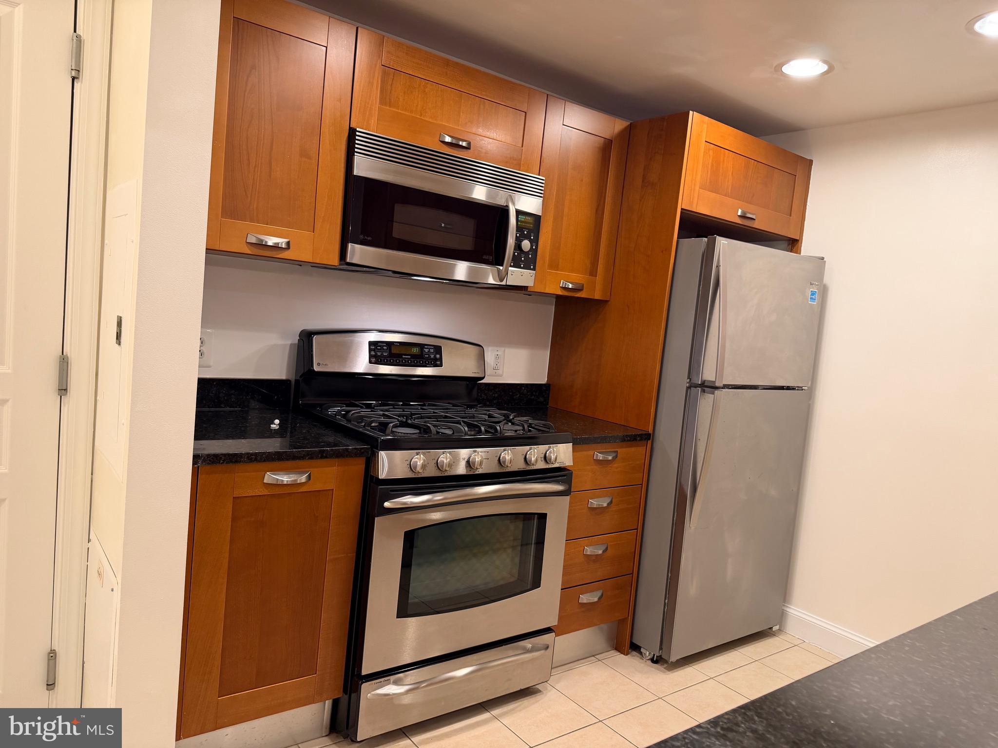 MIDTOWN ALEXANDRIA STATION CONDOMINIUM - Residential Lease