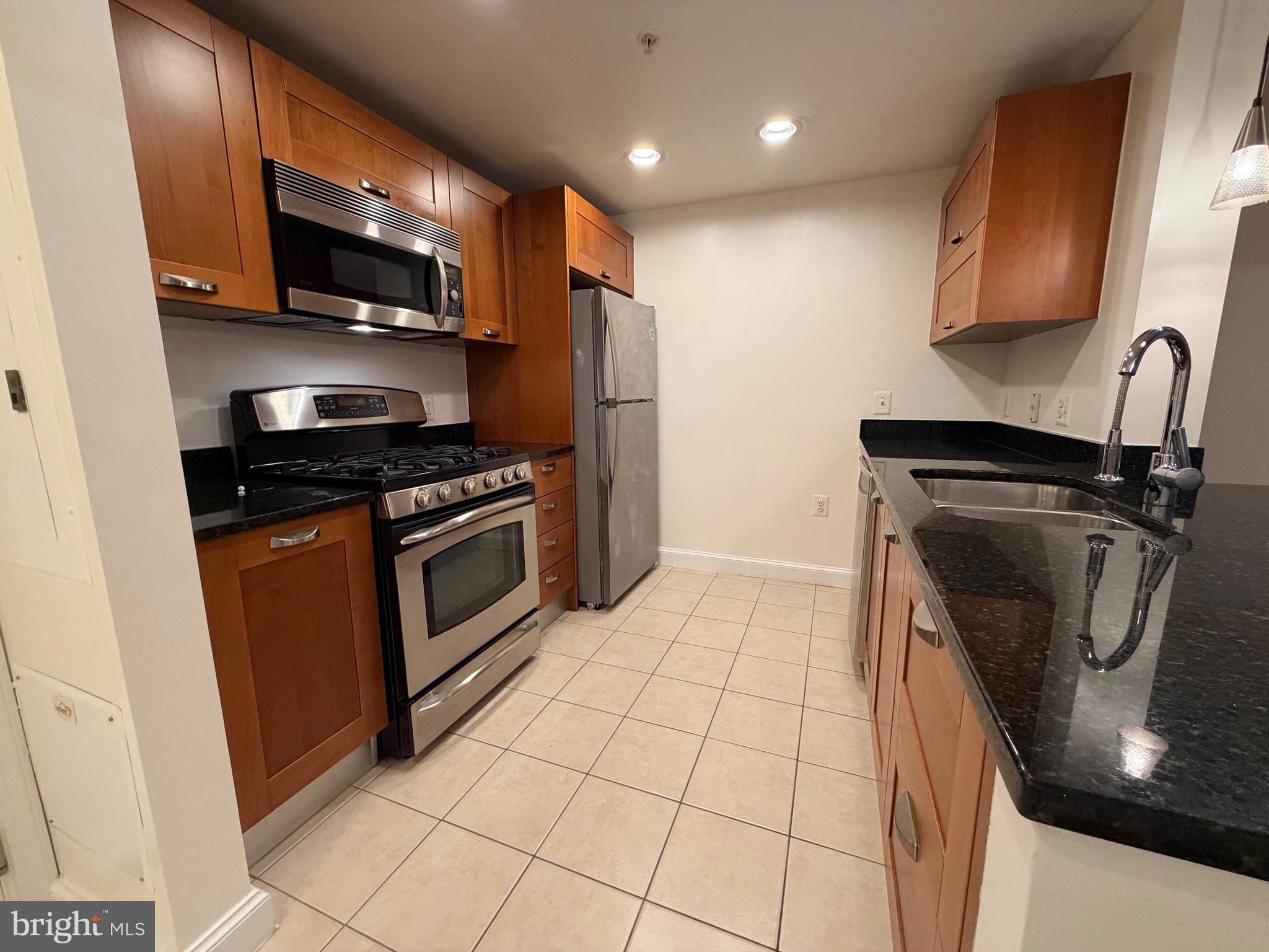 MIDTOWN ALEXANDRIA STATION CONDOMINIUM - Residential Lease