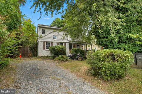 Photo of 916 Crawford Drive, ROCKVILLE, MD 20851 (MLS # MDMC2201460)