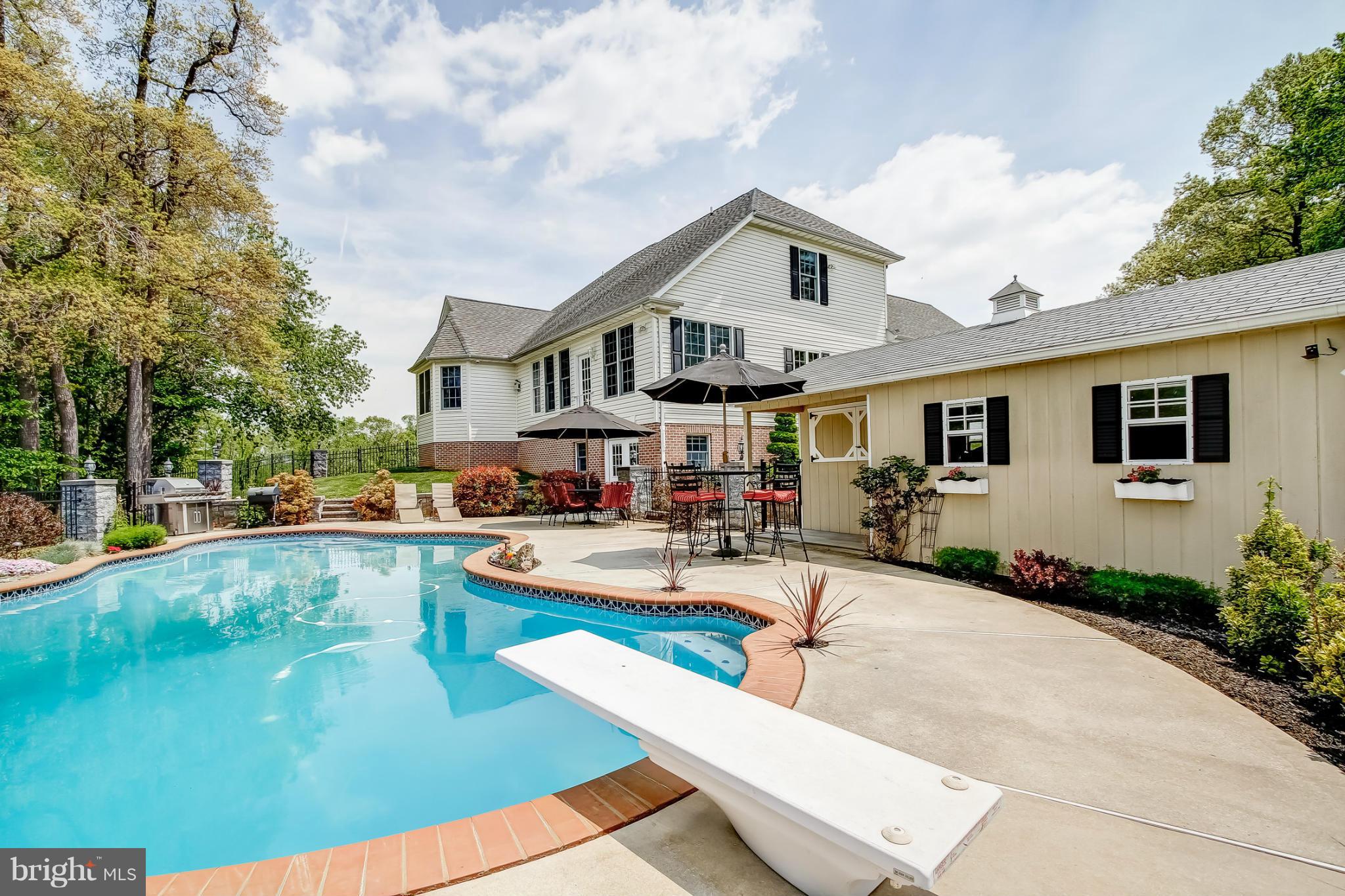 HOUCKSVILLE - Residential