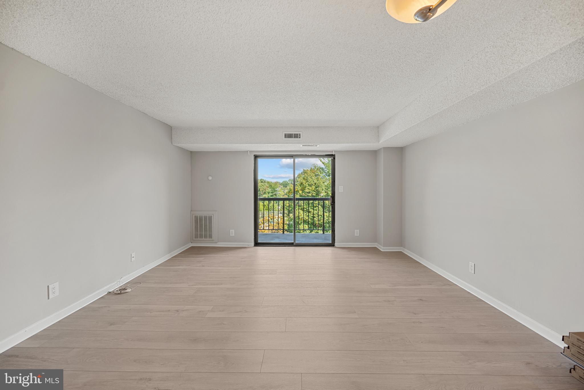 LAKESIDE PLAZA - Residential Lease