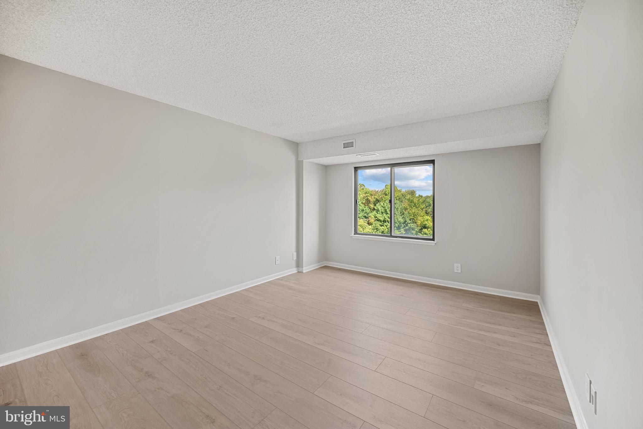 LAKESIDE PLAZA - Residential Lease