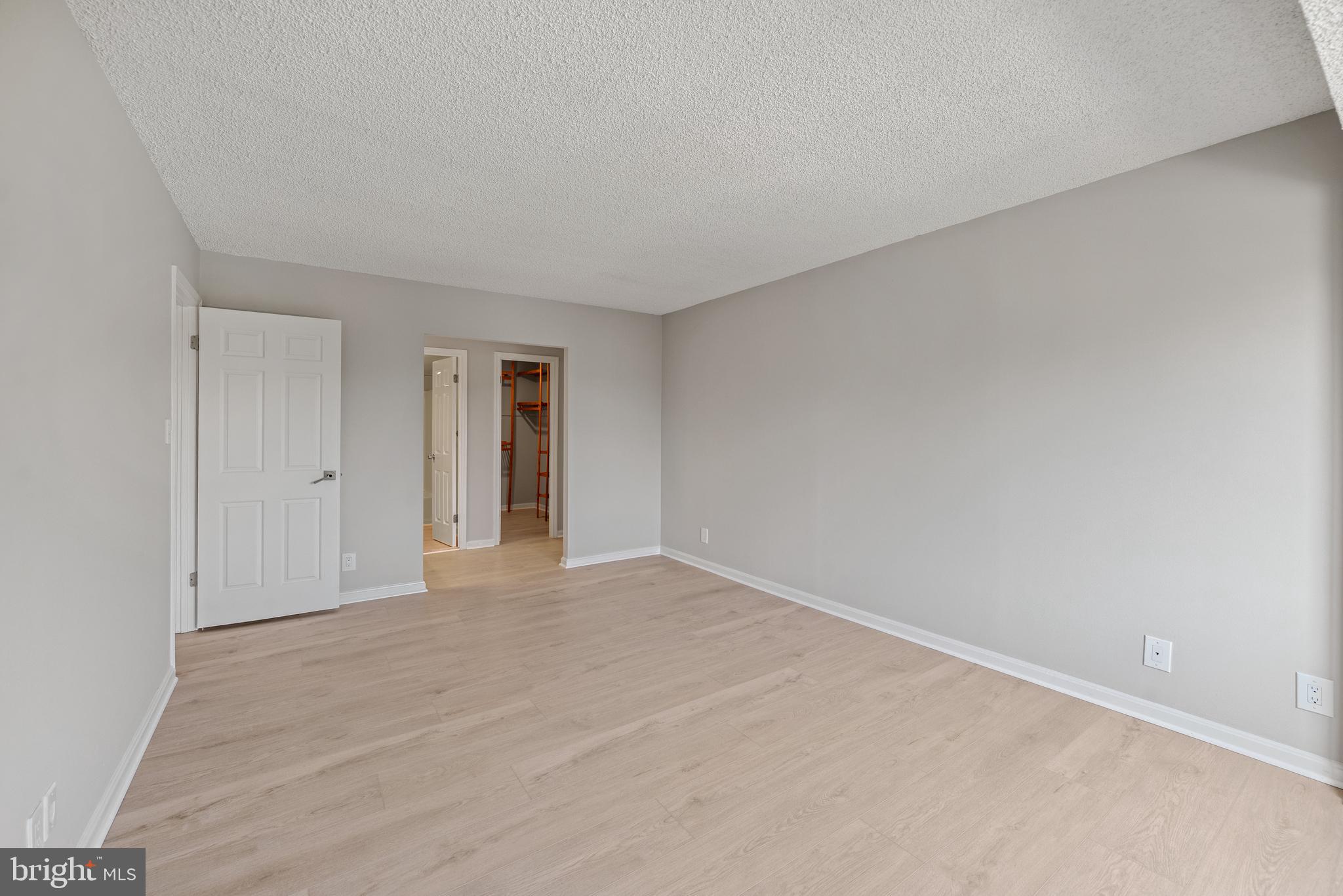 LAKESIDE PLAZA - Residential Lease