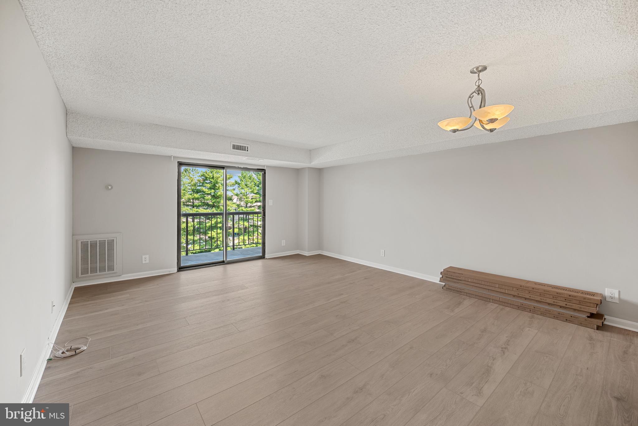 LAKESIDE PLAZA - Residential Lease