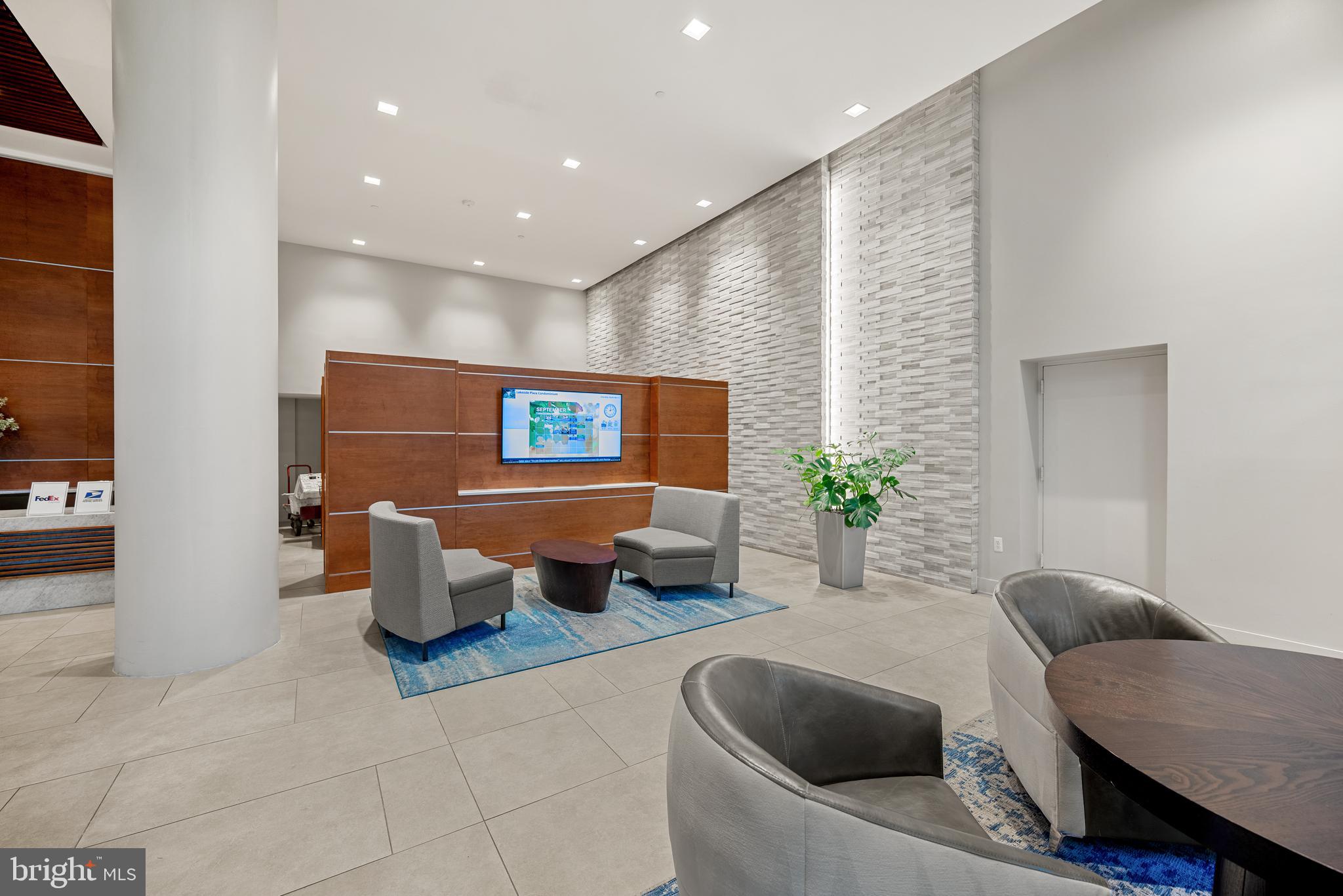 LAKESIDE PLAZA - Residential Lease