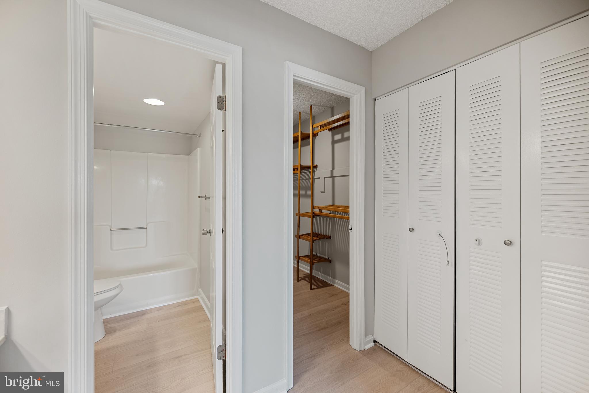 LAKESIDE PLAZA - Residential Lease