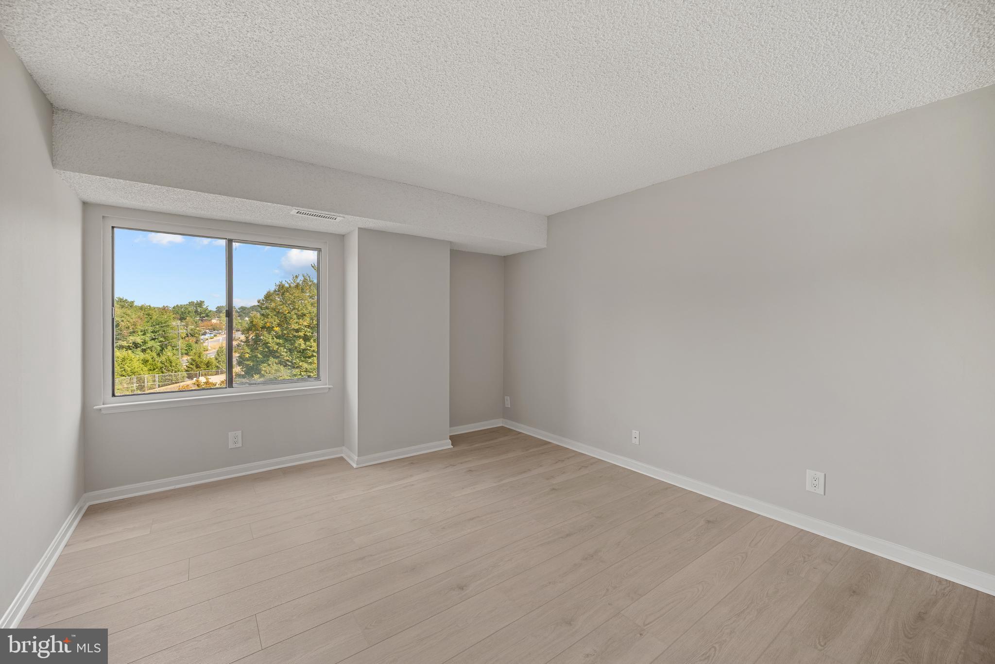 LAKESIDE PLAZA - Residential Lease